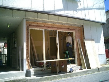 網代駅前の輸入雑貨163へ