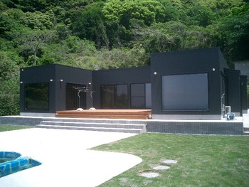 舟山コートハウスは芝生が出来た