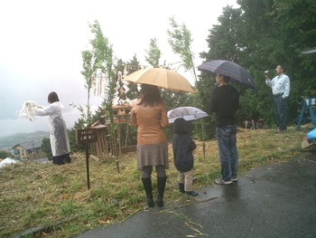 雨の中KM邸の地祭りだった