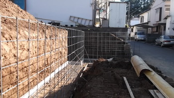 三島市大河邸擁壁工事に入る