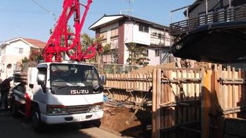 三島市大河邸擁壁工事に入る