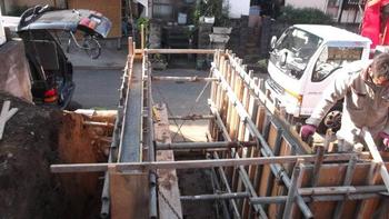 三島市大河邸擁壁工事に入る