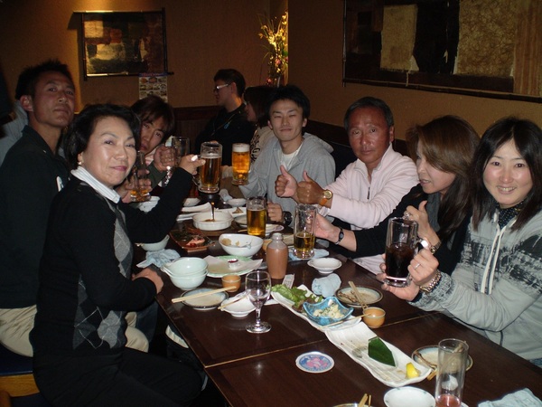 頼りになる仲間たちと乾杯