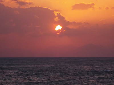 雲から夕陽が顔出した―