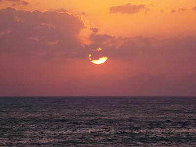 雲から夕陽が顔出した―