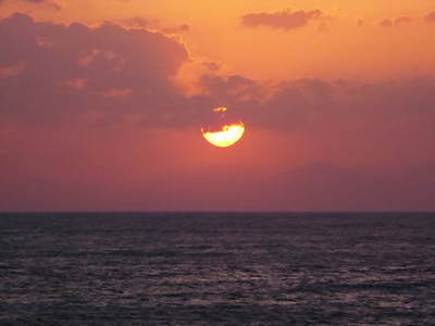 雲から夕陽が顔出した―