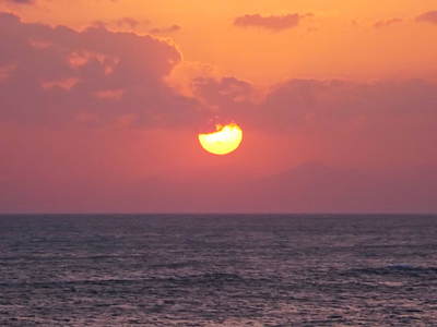雲から夕陽が顔出した―