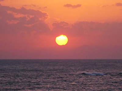 雲から夕陽が顔出した―