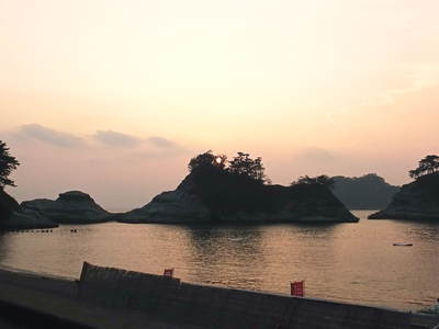 今夕は　あんなところにー　夕陽がー