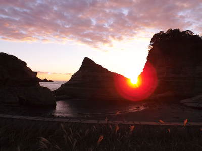 兜岩に―　夕陽が―　急げ―