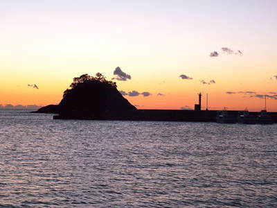 夕陽が帰った　残像を港で追う？