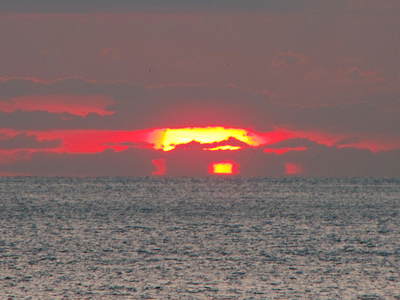 雲をー破って―　笑顔の夕陽！