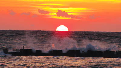 夕陽　海に帰ります―