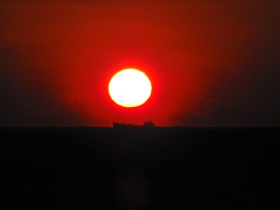 夕陽と船！