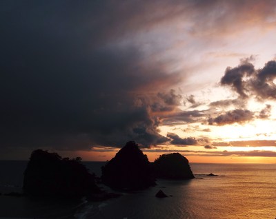 雨降る堂ヶ島に夕陽が来るンか―