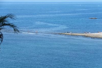 人が海を歩く風景！
