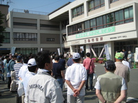 三島市：三島の街をきれいに：議員も皆さんとゴミひろい。