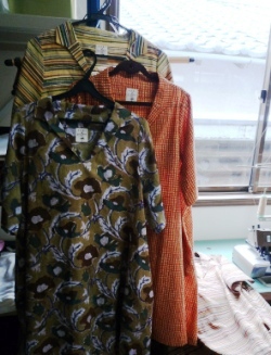 今週は「インド更紗の服」作ってます。