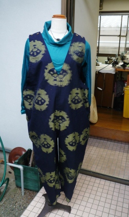 着物地のジャンプスーツ