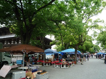 京都東寺のガラクタ市と紅板締