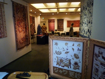 三島バティック展初日。。。