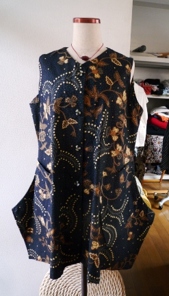 裾に変化のあるバティック服