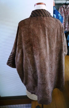渦巻きのバティックチュニックなど。＠