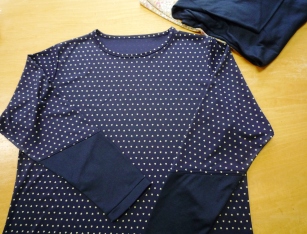 ネービーブルーのチュニックとTシャツ