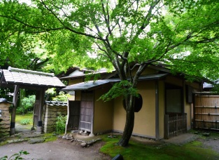 小田原の邸園を歩く。