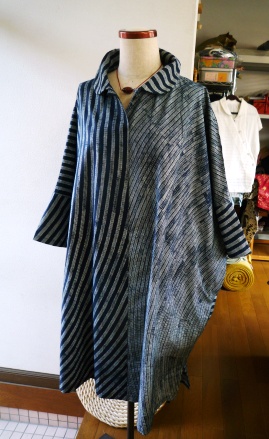 裾に変化のあるバティック服