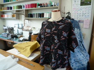 今週も　展示会用の服 作っています。