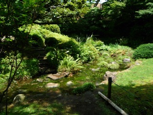 小田原の邸園を歩く。