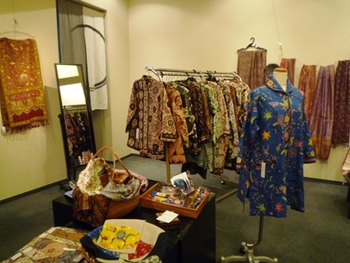 三島バティック展初日。。。