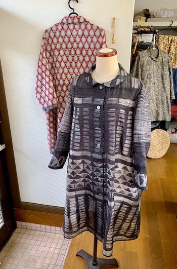 ミシン絞り布でワンピース。