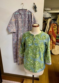 バティックのスキッパーブラウス２枚目。