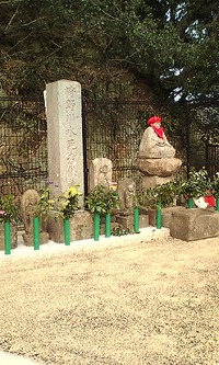 町のはずれの　お地蔵さん