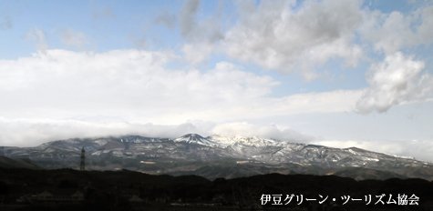 【車窓に広がる山並み】