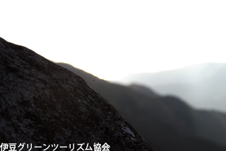 冬枯れの山並