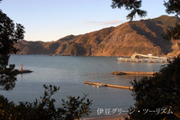 夕陽の中、違和感ある建造物