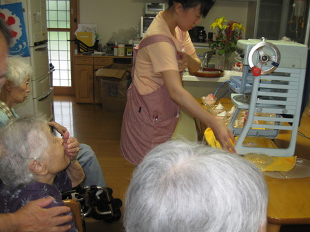 土曜の午後は2人3脚祭りで使うかき氷の試食です・簡単です