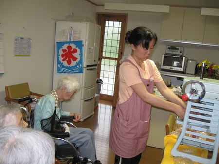 土曜の午後は2人3脚祭りで使うかき氷の試食です・簡単です