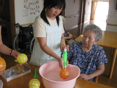2人3脚祭りで使うヨーヨー作りにチャレンジ・沢山できました