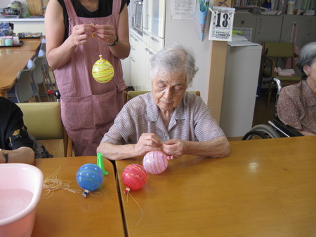 2人3脚祭りで使うヨーヨー作りにチャレンジ・沢山できました