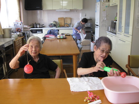 2人3脚祭りで使うヨーヨー作りにチャレンジ・沢山できました