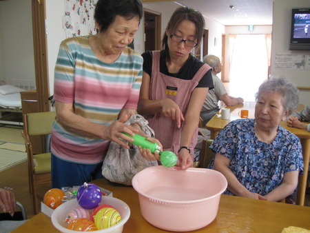 2人3脚祭りで使うヨーヨー作りにチャレンジ・沢山できました
