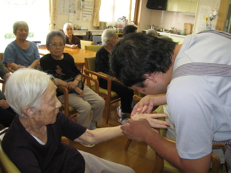 今日の午後は手相の勉強をしました。皆さん手相とにらめっこ