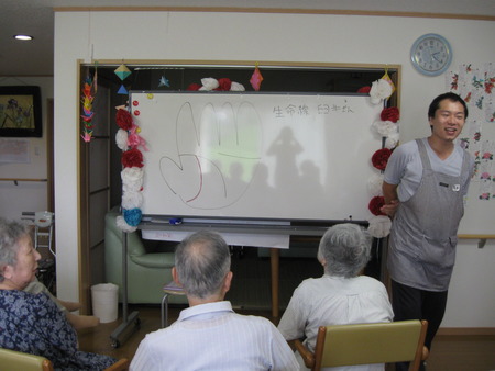 今日の午後は手相の勉強をしました。皆さん手相とにらめっこ