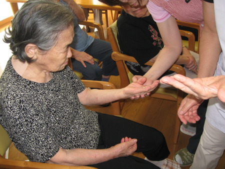 今日の午後は手相の勉強をしました。皆さん手相とにらめっこ