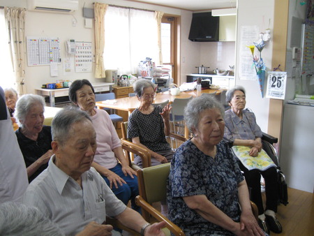 今日の午後は手相の勉強をしました。皆さん手相とにらめっこ