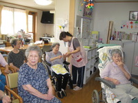 今日の午後は手相の勉強をしました。皆さん手相とにらめっこ